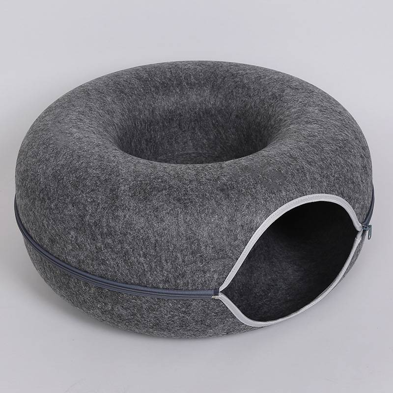 Cuccia e tunnel a forma di ciambella per gatti