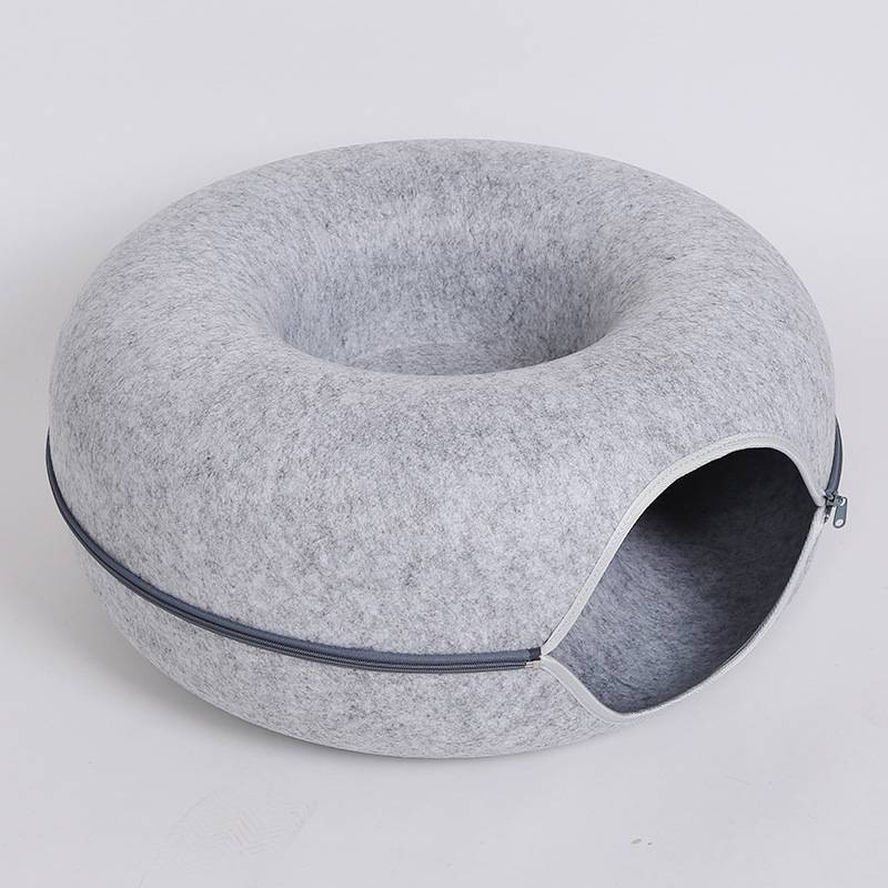 Cuccia e tunnel a forma di ciambella per gatti