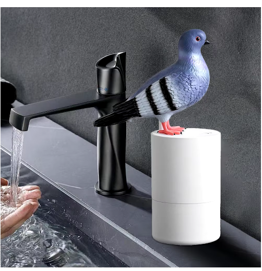 Dispenser automatico di sapone per uccelli
